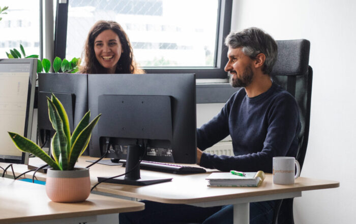 Denis und Julia bei der Arbeit